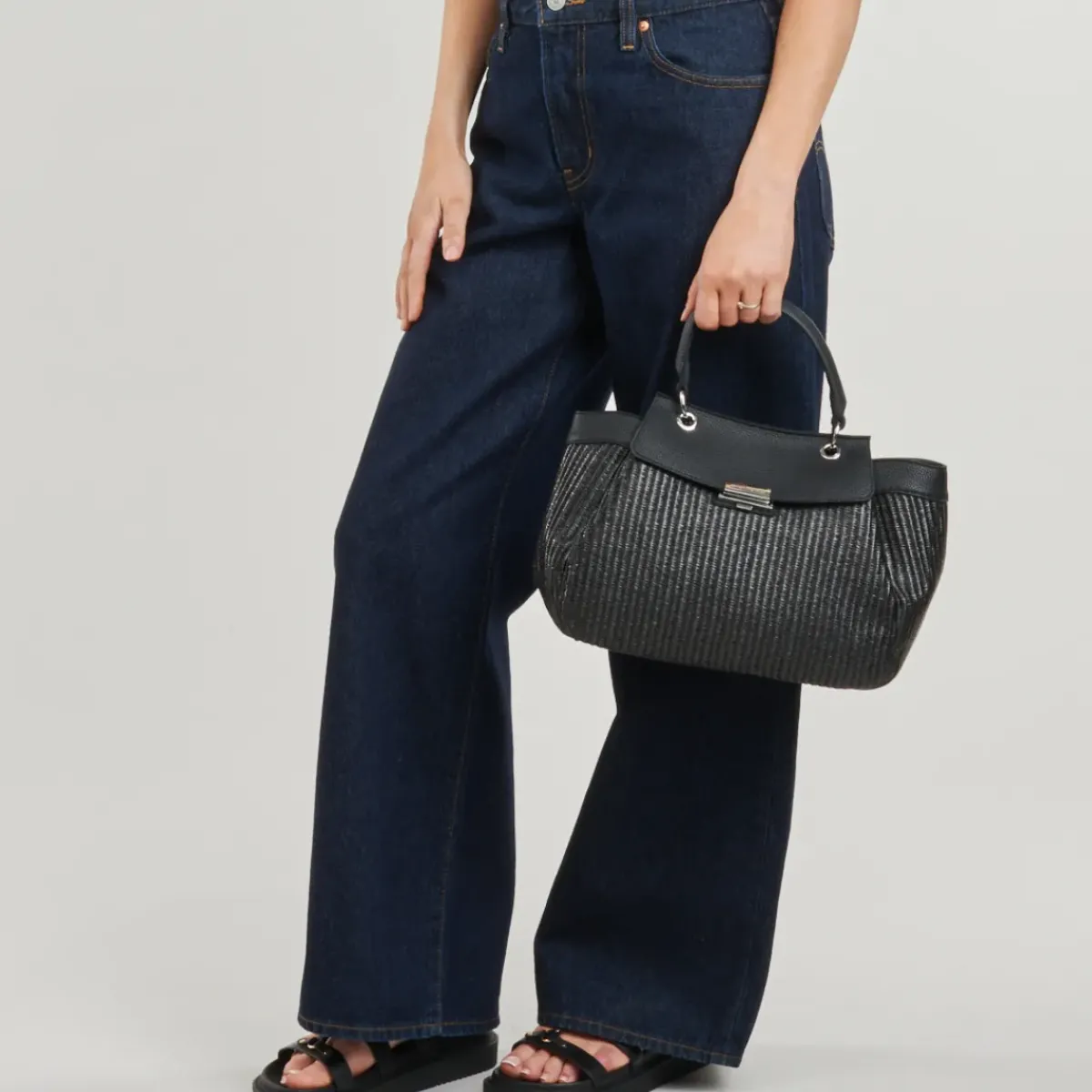 Armani Exchange - WAVE CROCHET TOP HANDLE M